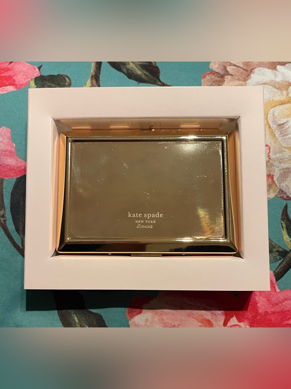 Kate Spade White and Gold Spade Street ID/Card Holder *Minor Flaws* - Picture 11 of 14